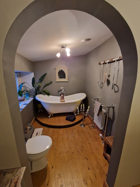 Popular Airbnb listing: Fyne Byre Cottage - Barn Conversion with Hot Tub in Argyll And Bute