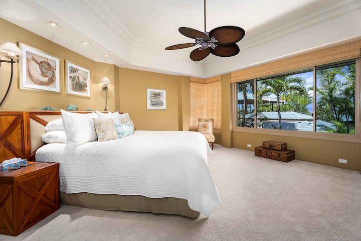 Suite principale équipée d'un lit King Size, d'une climatisation et d'une salle de bain attenante