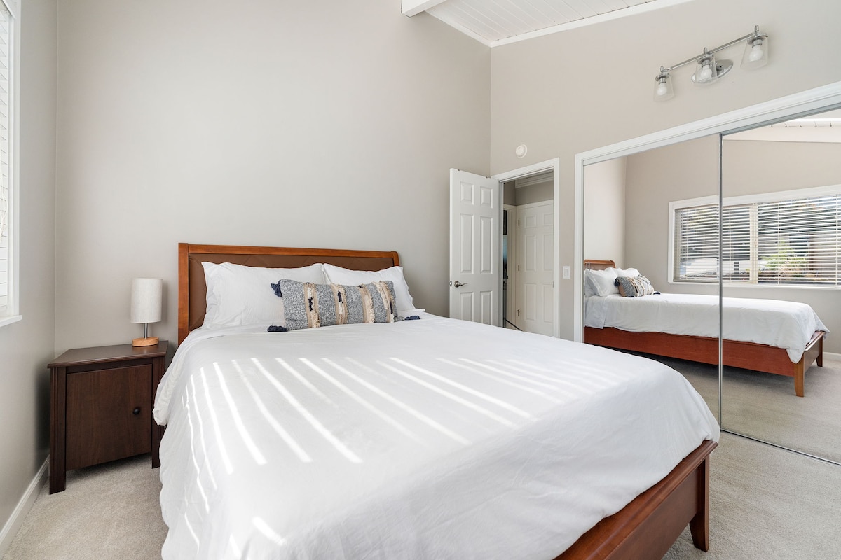 Svetlá a vzdušná spálňa pre druhého hosťa s pohodlnou posteľou a zrkadlovými dverami skrine.