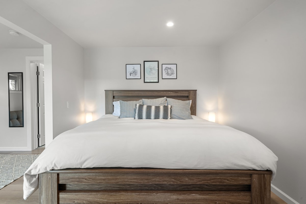 Príjemná spálňa s útulnou manželskou posteľou a vkusnou, minimalistickou výzdobou.