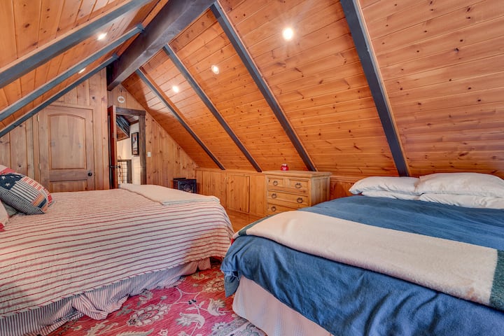 חדר שינה עם מיטת קווין סייז כפולה