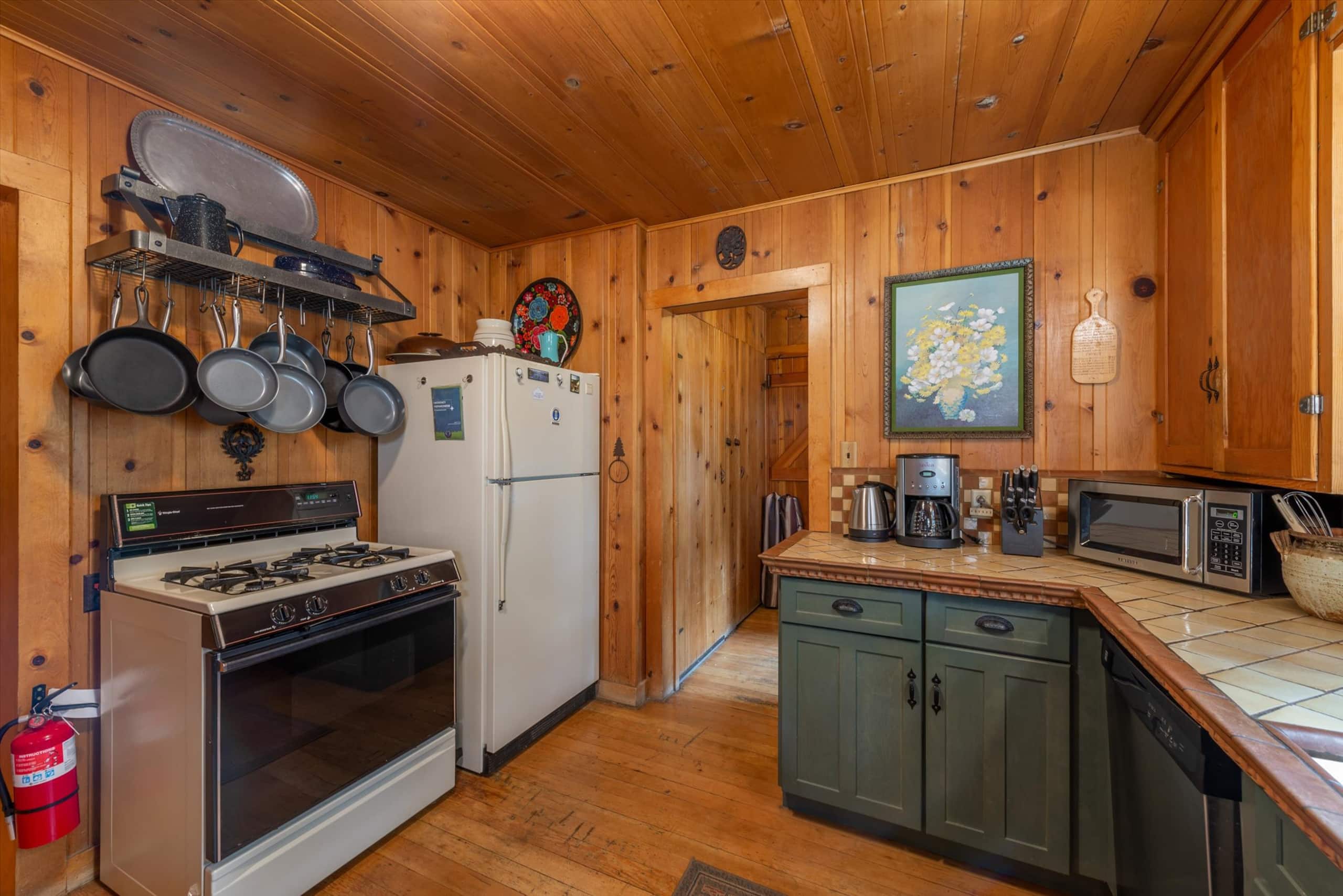 Classic Tahoe Log Cabin Near Lake + Hot Tub - Photo 3