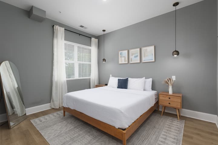 ห้องนอน #2 พร้อมเตียงคิงไซส์ที่สะดวกสบายและพื้นที่ตู้เสื้อผ้ามากมายสำหรับเสื้อผ้าของคุณ