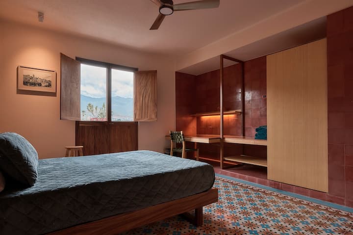 Recámara 1 cama Queen y área de trabajo