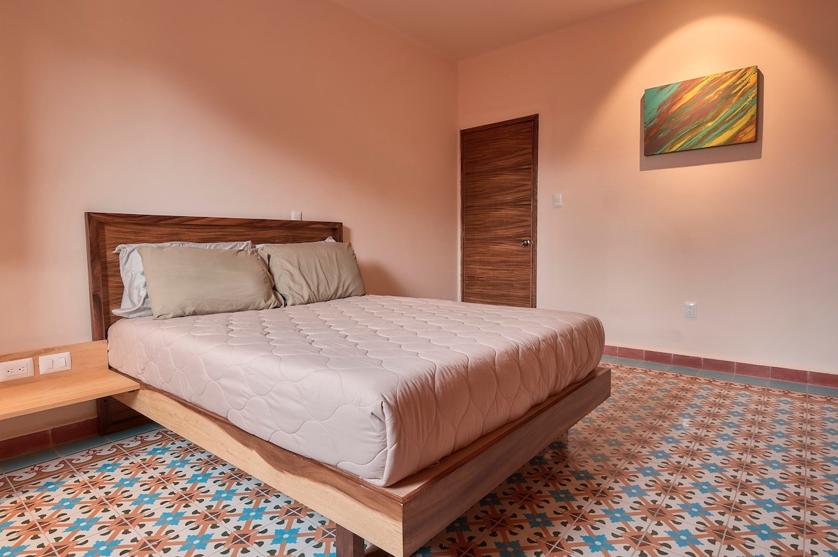 2号卧室配有标准双人床。 