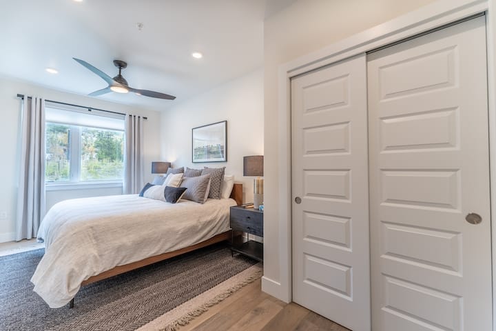 סוויטה ראשית מרווחת שמציעה מיטת קינג סייז, ריהוט מודרני וטלוויזיה חכמה. 