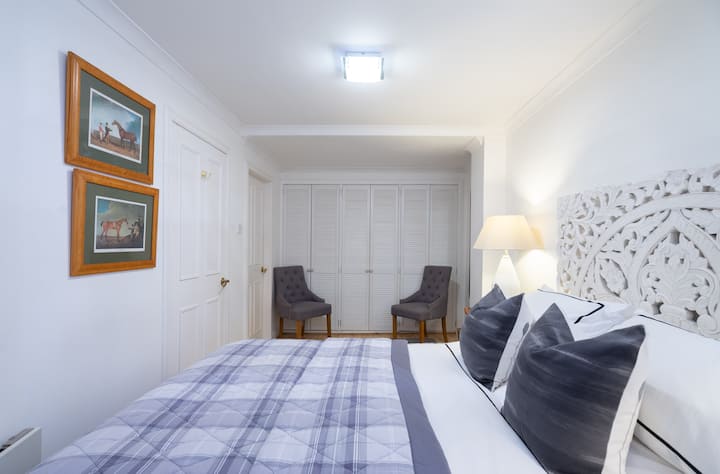 חדר שינה ראשי, עם חדר רחצה צמוד