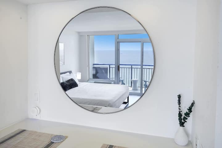 Уживајте во прекрасниот поглед кон океанот во огледалото додека вечерате во катчето за појадок. 