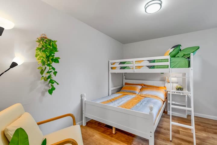 Aquí está el segundo dormitorio con una cama de tamaño doble sobre una cama de tamaño completo.