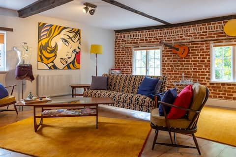 Successful Airbnb property: 1960s Inspired City Centre Apt for 4 with Parking in Trowse With Newton