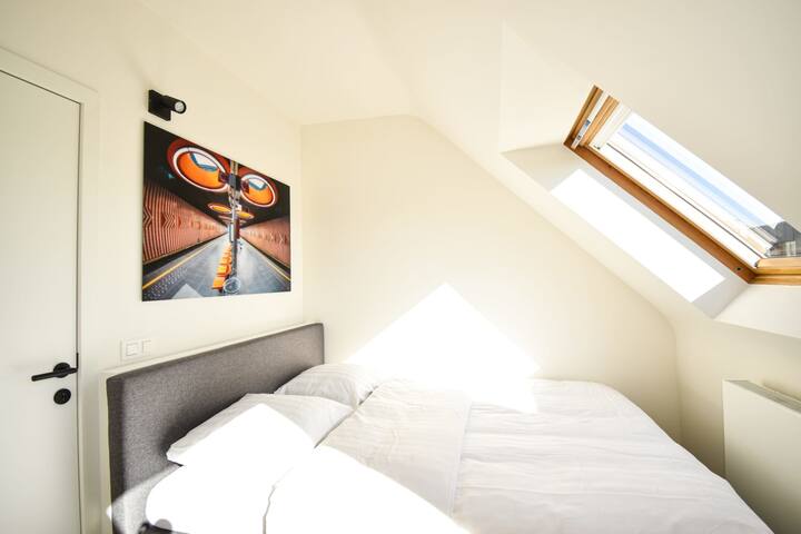 Brussels Beauty: Modern 2-BR Urban Oasis gallery image 5