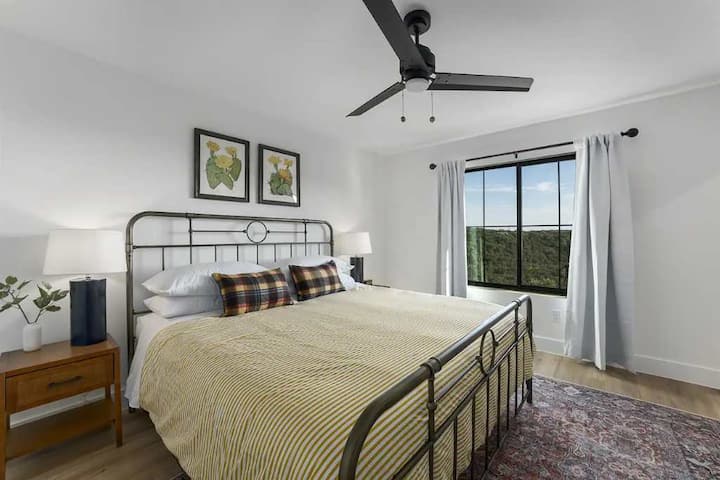 Udobno se smjestite u spavaćoj sobi s udobnim krevetom i toplim osvjetljenjem.