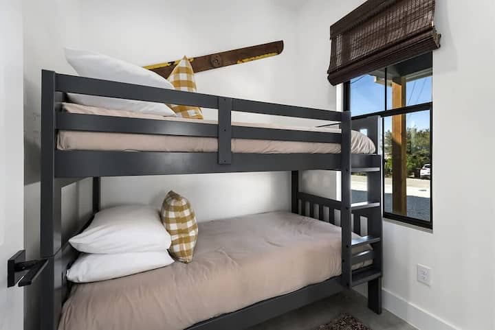 Udobna i razigrana spavaća soba na kat savršena za djecu