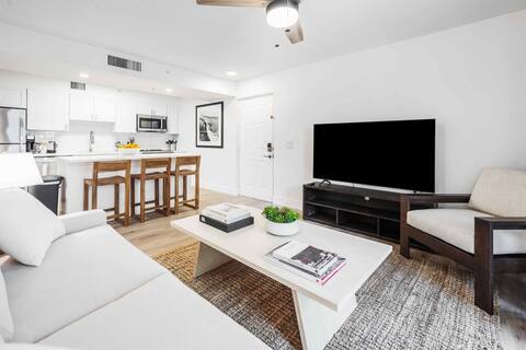 Chic 1 Bedroom Apartment with Gym and Pool Access