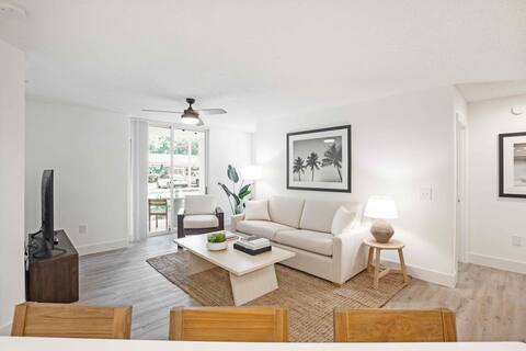 Comfy 2 Bedroom Apartment with Gym and Pool Access
