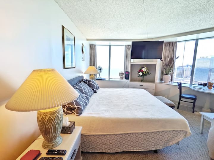  לשקוע במיטת קינג סייז עם מצעים נקיים, להתרווח וליהנות מחלל אוכל מסוגנן. מקום המפלט המושלם שאתם משתוקקים אליו - להירגע, לאפס ולהיטען מחדש. ✨