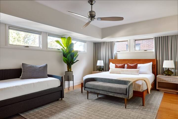 Chic 4BR with Fenced Yard, Walk to Dining, Parking gallery image 4