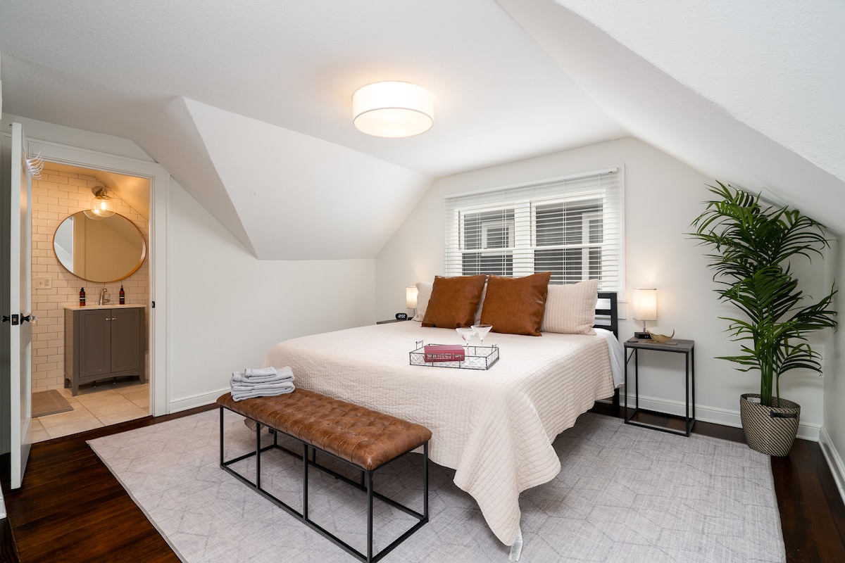 Amplia y privada suite principal King en el segundo nivel