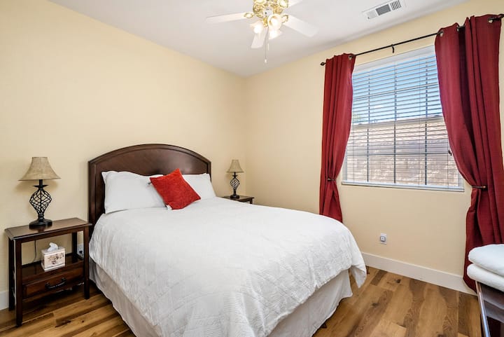 La troisième chambre comprend un lit queen size