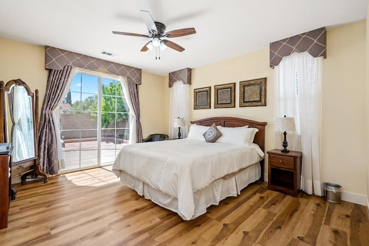 La première chambre est la chambre principale avec lit King Size et salle de bain attenante