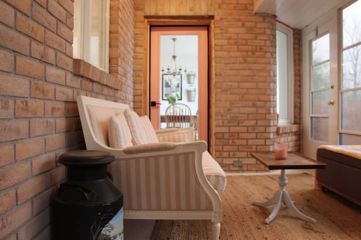 Boutique Suite With Ensuite And Hot Tub - Belleville