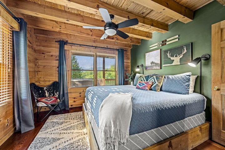 Просторен апартман со голем брачен кревет и природна светлина.