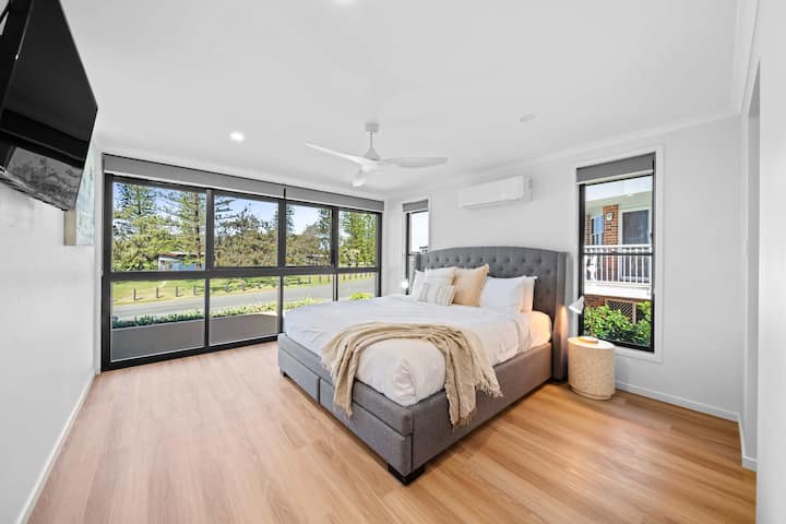 Spavaća soba 2 savršeno je uređena s bračnim krevetom, klima-uređajem, stropnim ventilatorom, kupaonicom i garderobom.