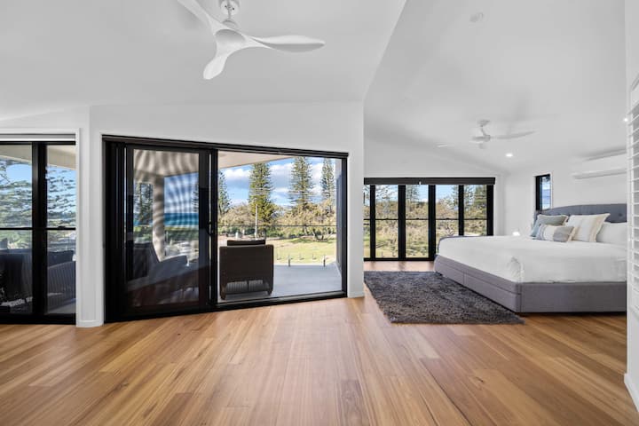 Prostrani glavni apartman s bračnim krevetom, velikim prozorima i privatnim balkonom s mirnim pogledom.