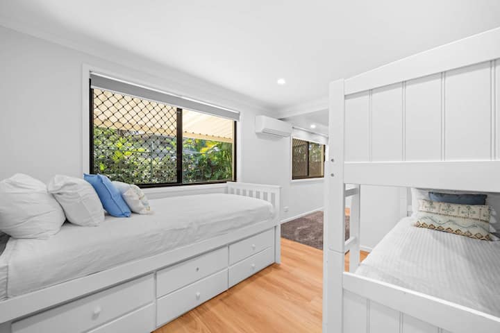 Peta spavaća soba nalazi se u prizemlju i praktičan je prostor za djecu ili dodatne goste. U njoj se nalazi krevet na kat i krevet za jednu osobu, a ima i dovoljno prostora za opuštanje.