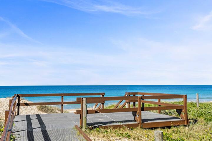 Beachfront at Buddina with Heated Pool & Sea Views gallery image 5