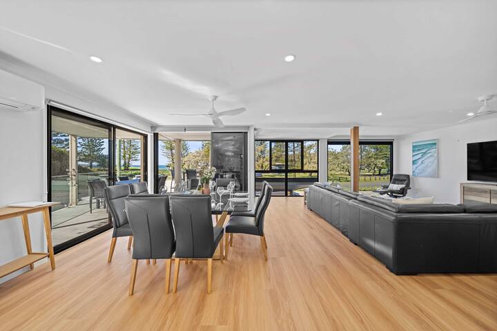 Beachfront at Buddina with Heated Pool & Sea Views gallery image 3