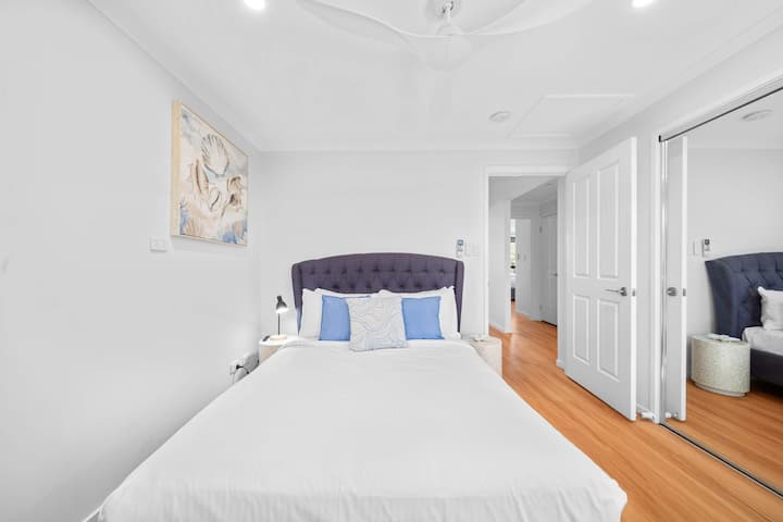 Opustite se u trećoj spavaćoj sobi koja ima bračni krevet i kupaonicu.