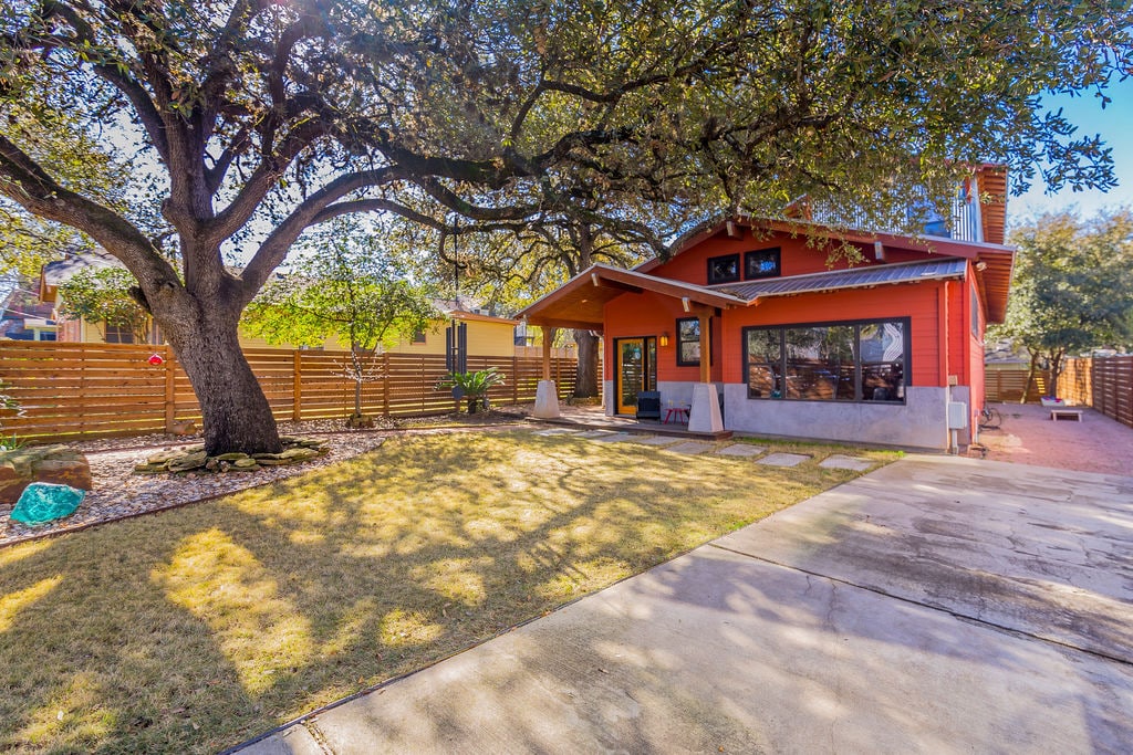 SoCo steps away + screened porch, artsy vibe