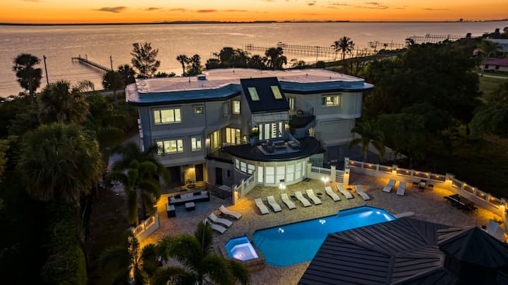 9000 SF Waterfront Mansion/Pool/Boat Dock/Theater