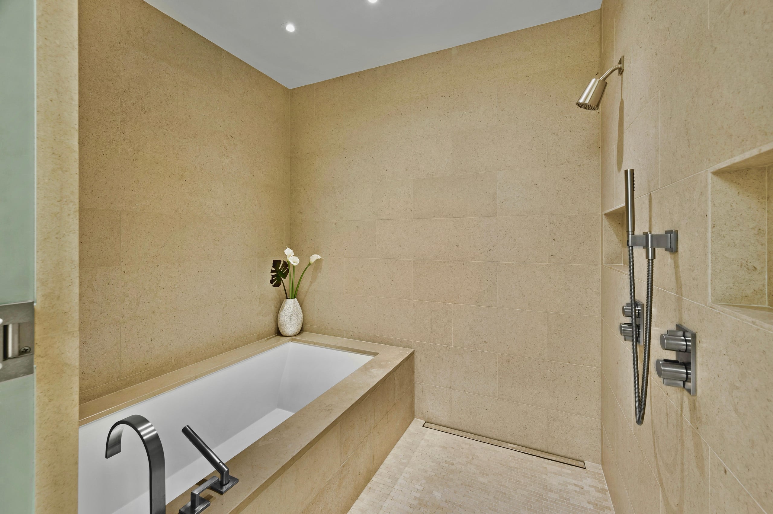 Park Lane 3300 - Image 19