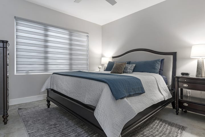 Chumba cha kulala cha Msingi cha Little Z kilicho na Kitanda aina ya King