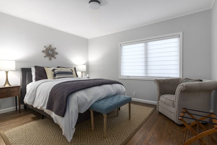 Chumba kikubwa cha kulala cha Z2 kilicho na Kitanda aina ya Queen