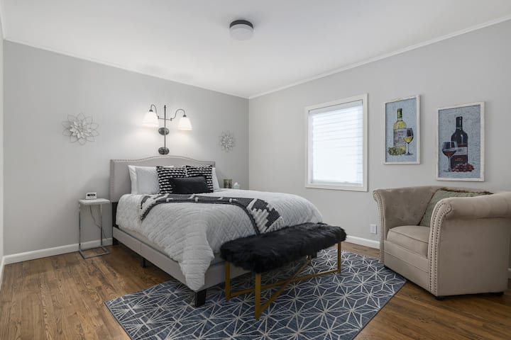 Chumba kikubwa cha kulala cha Z1 kilicho na Kitanda aina ya Queen