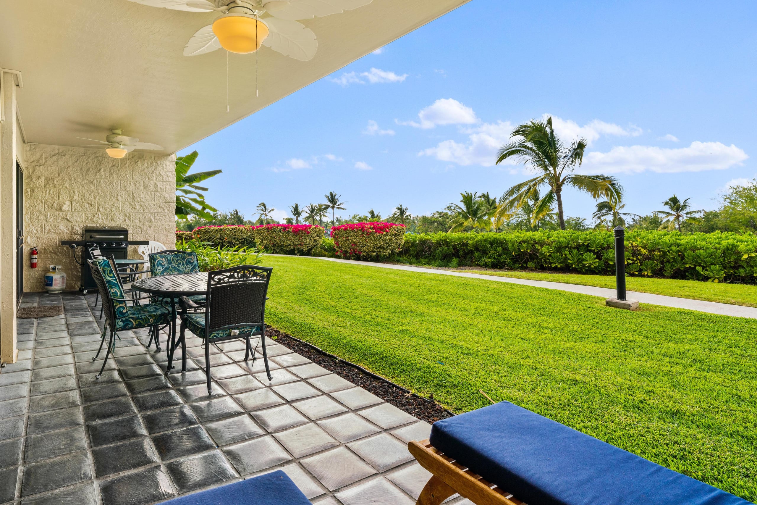 Condo in Kailua-Kona · ★4.47 · 2 bedrooms · 3 beds · 2.5 baths - Image 16