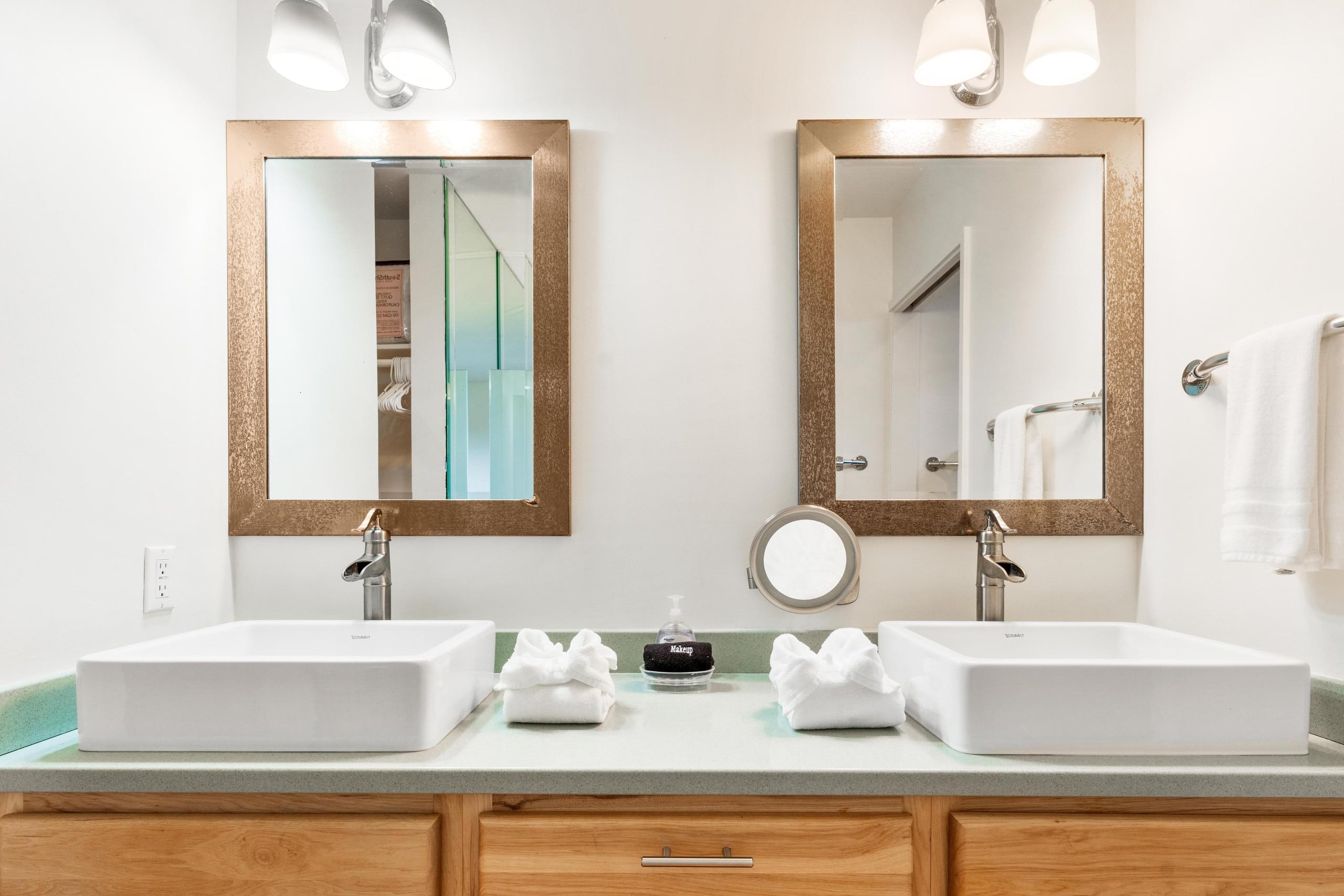 Condo in Kailua-Kona · ★4.47 · 2 bedrooms · 3 beds · 2.5 baths - Image 12