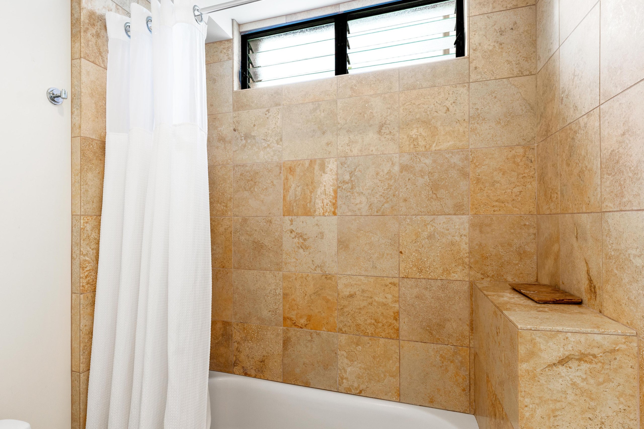 Condo in Kailua-Kona · ★4.47 · 2 bedrooms · 3 beds · 2.5 baths - Image 11
