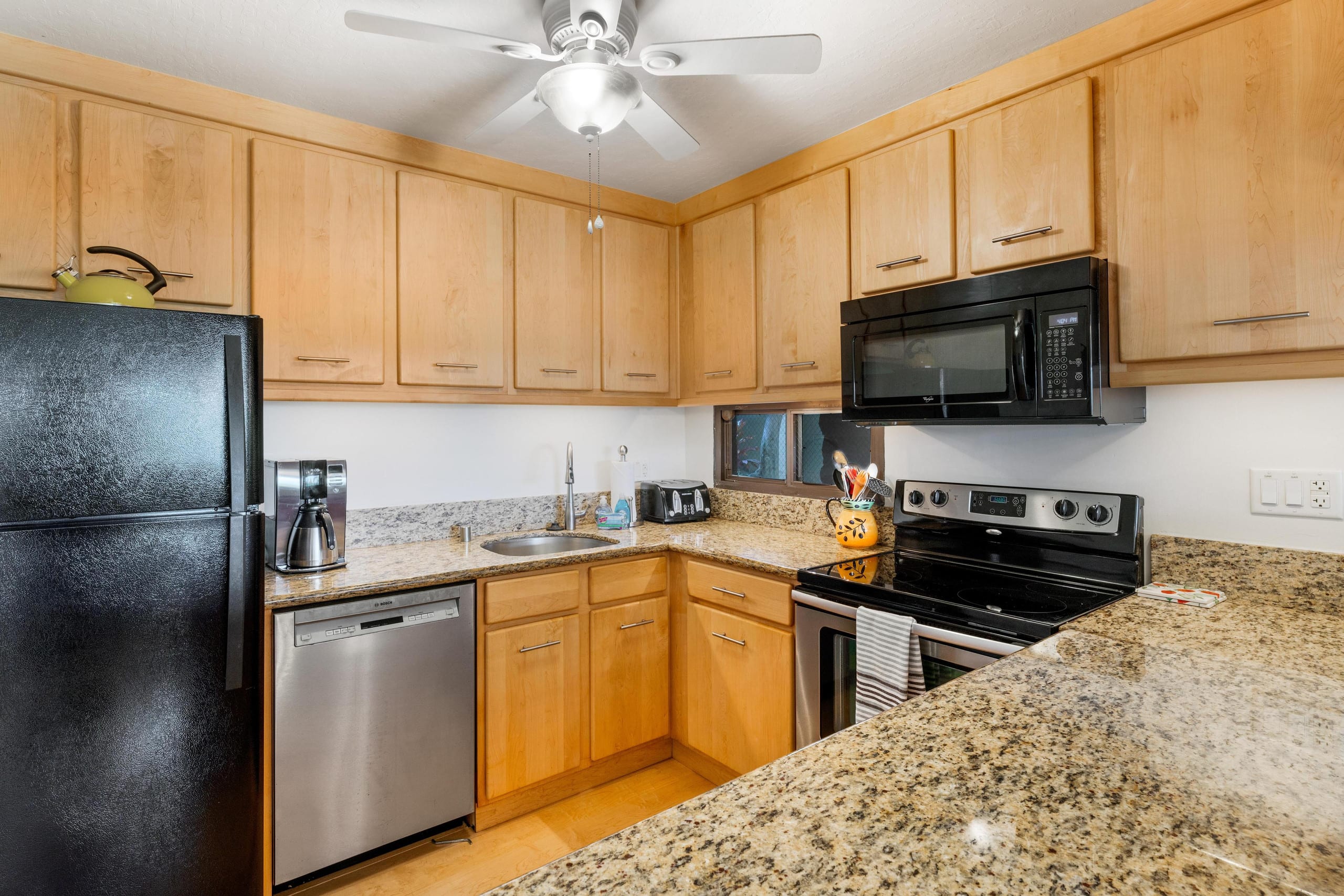 Condo in Kailua-Kona · ★4.47 · 2 bedrooms · 3 beds · 2.5 baths - Image 2