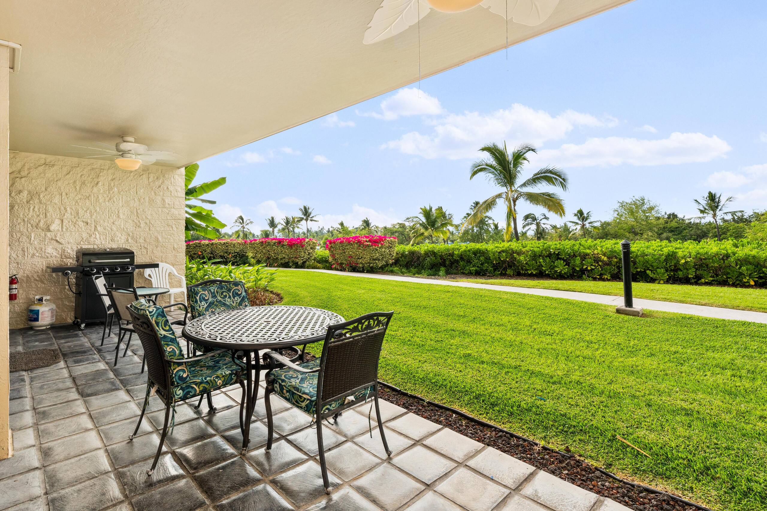 Condo in Kailua-Kona · ★4.47 · 2 bedrooms · 3 beds · 2.5 baths - Image 14