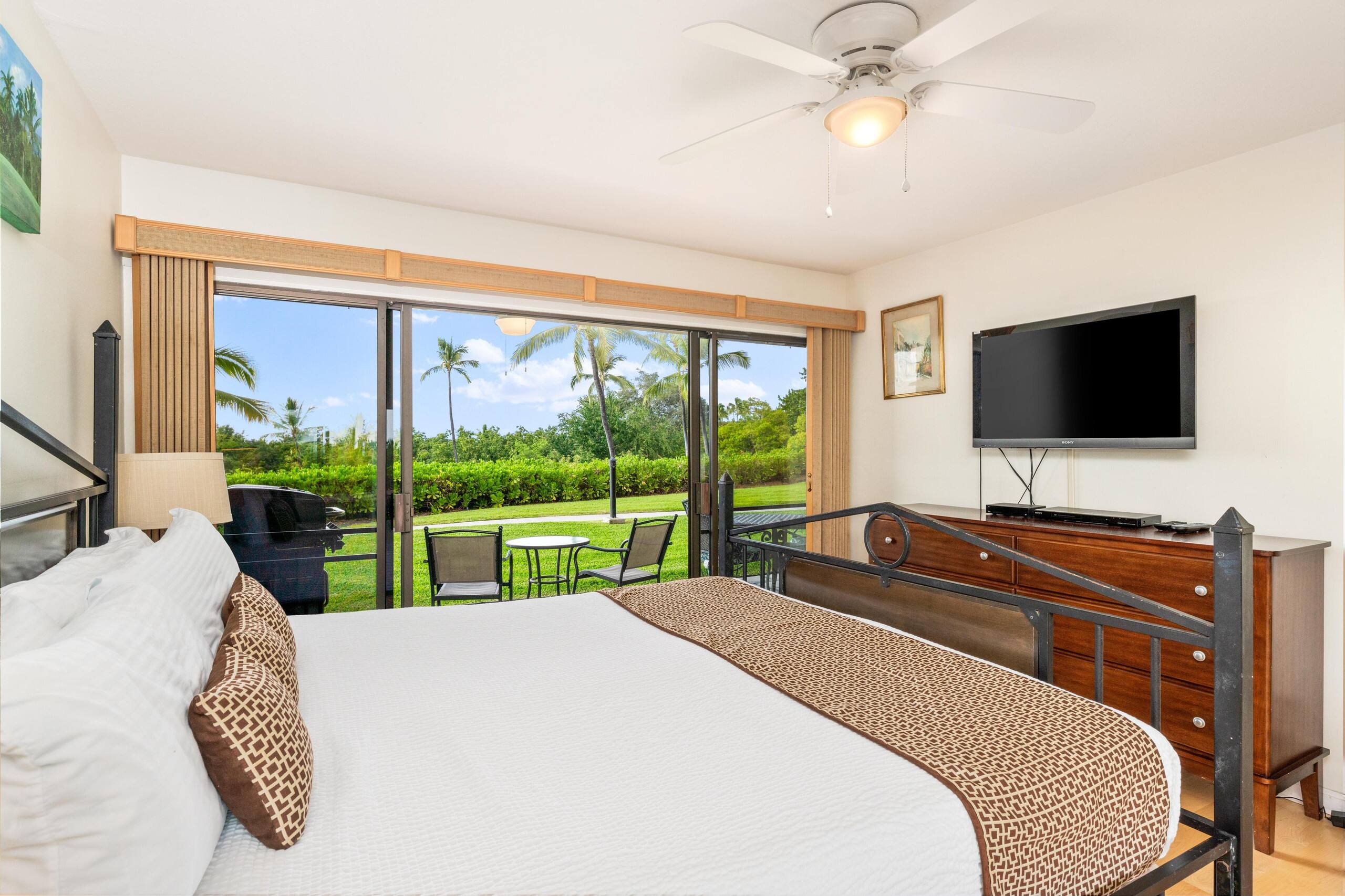 Condo in Kailua-Kona · ★4.47 · 2 bedrooms · 3 beds · 2.5 baths - Image 6