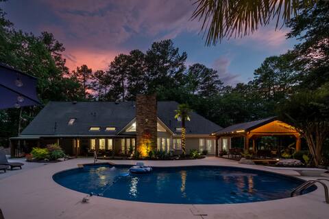 Poolside Farm Serenity: Group Perfect, Cozy Gazebo