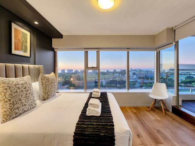 Stylish 2 Bed, Pool & Stadium views, Green Point gallery image 5