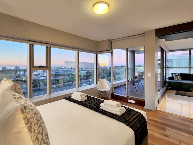 Stylish 2 Bed, Pool & Stadium views, Green Point