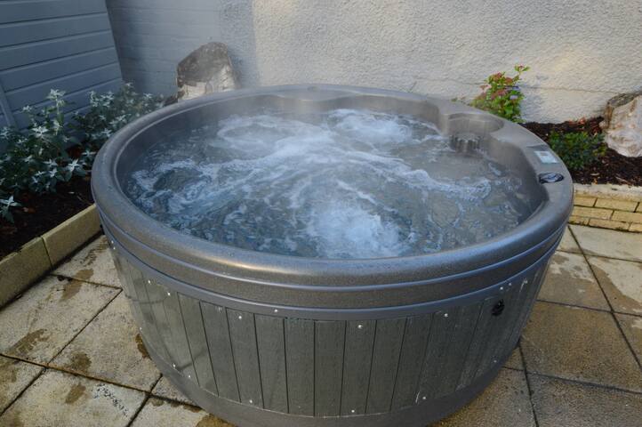 Luxury City Villa w/ Garden & Hot Tub, sleeps 6 -7 gallery image 2