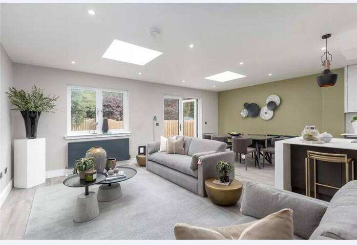 Luxury City Villa w/ Garden & Hot Tub, sleeps 6 -7 gallery image 3