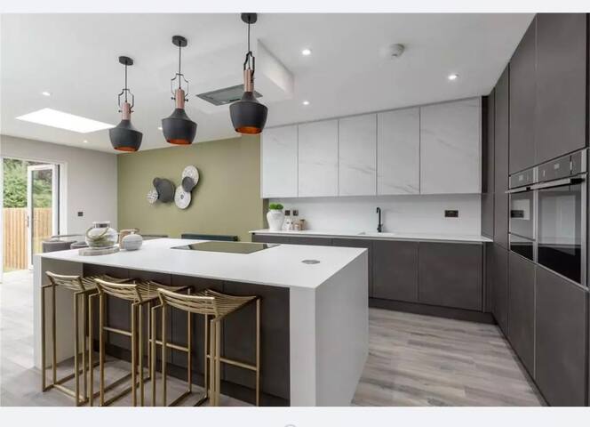 Luxury City Villa w/ Garden & Hot Tub, sleeps 6 -7 gallery image 4